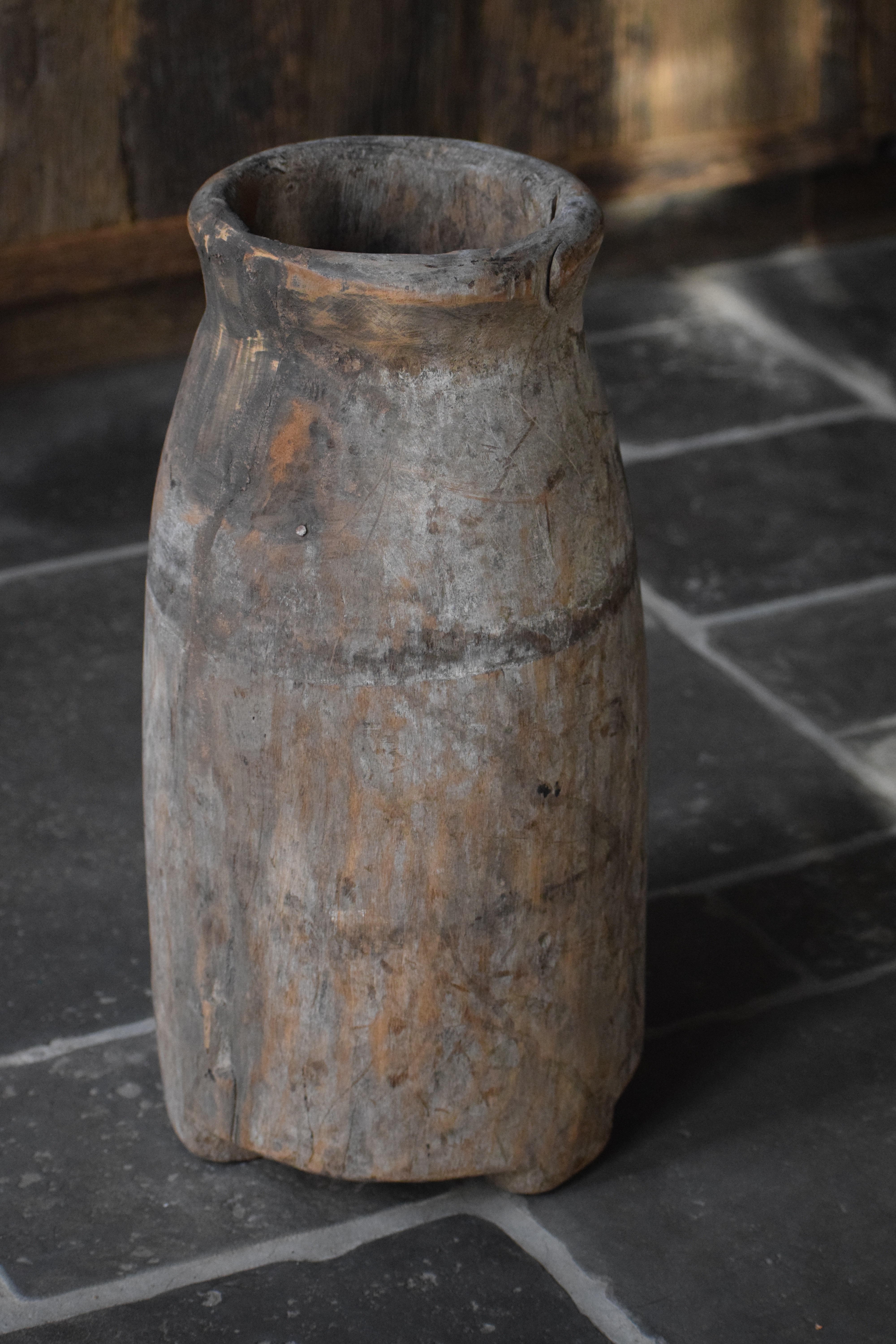 Nepalese kruik met bloemen